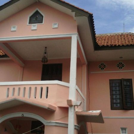 Kost 48 Surabaya Hotel Buitenkant foto