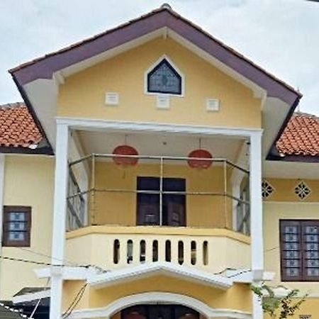 Kost 48 Surabaya Hotel Buitenkant foto