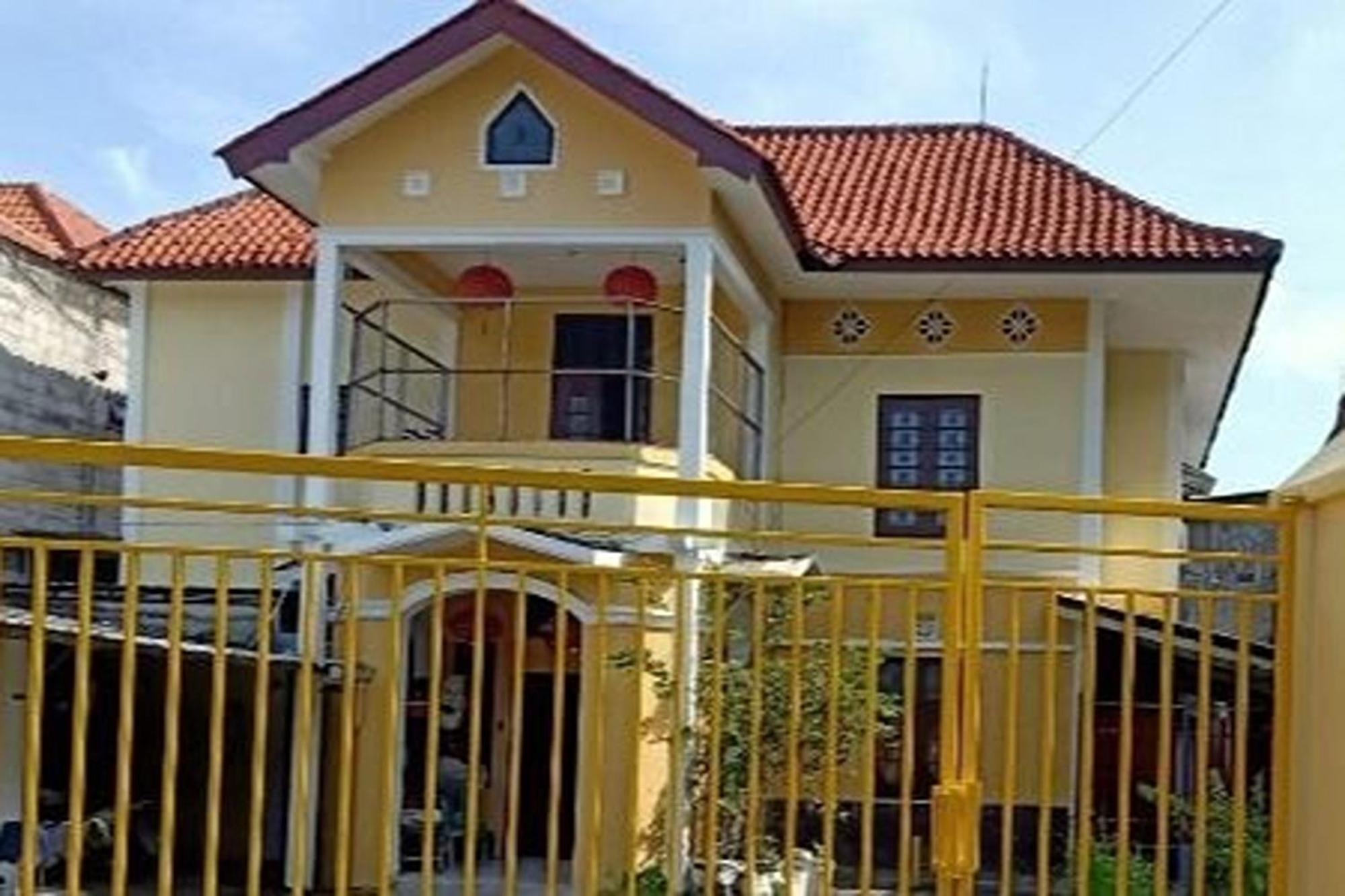 Kost 48 Surabaya Hotel Buitenkant foto