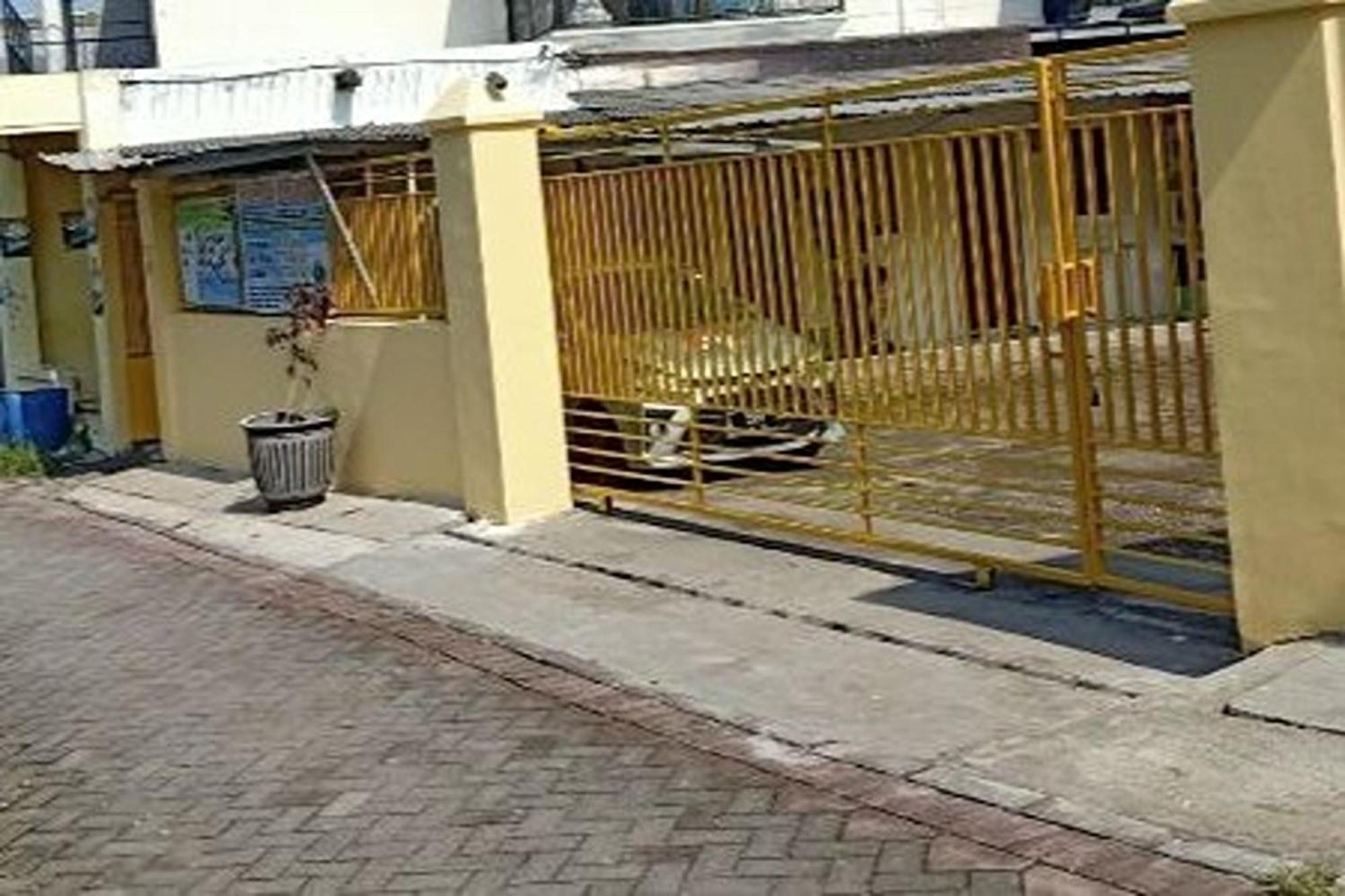 Kost 48 Surabaya Hotel Buitenkant foto