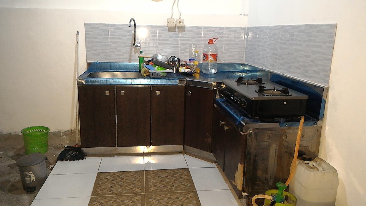 Kost 48 Surabaya Hotel Buitenkant foto
