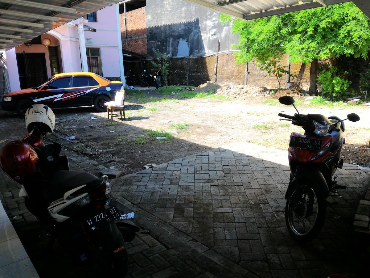 Kost 48 Surabaya Hotel Buitenkant foto